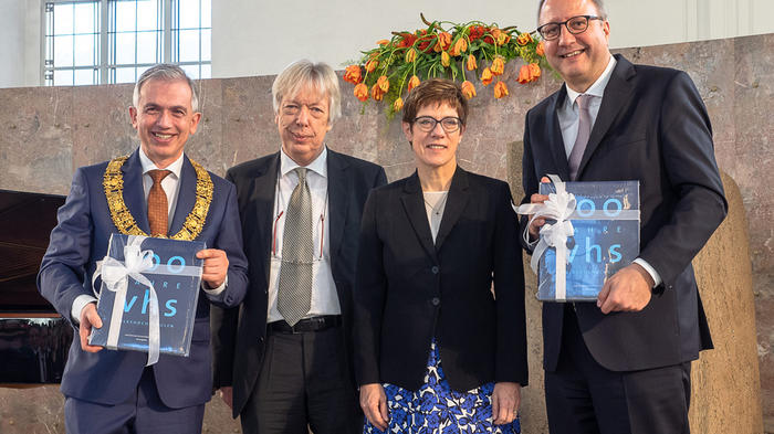 Frankfurts OB Peter Feldmann, DVV-Vorstandsvorsitzender Dr. Ernst Dieter Rossmann, DVV-Pr&auml;sidentin Annegret Kramp-Karrenbauer und der Pr&auml;sident des Bundesverfassungsgerichts, Prof. Andreas Vo&szlig;kuhle (v.l.n.r.). - Bild: Deutscher Volkshochschul-Verband e.V. / Thomas Tratnik