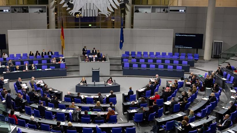 Der Bundestag wird über die Anträge von Grünen und Linken beraten. - Bild: Wikiedia/ Steffen Prößdorf