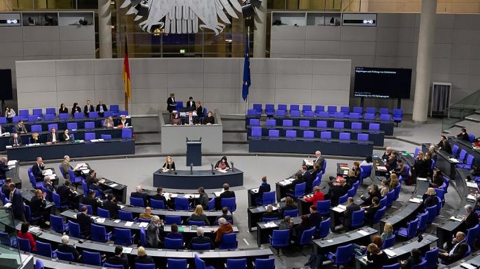 Der Bundestag wird &uuml;ber die Antr&auml;ge von Gr&uuml;nen und Linken beraten. - Bild: Wikiedia/ Steffen Pr&ouml;&szlig;dorf