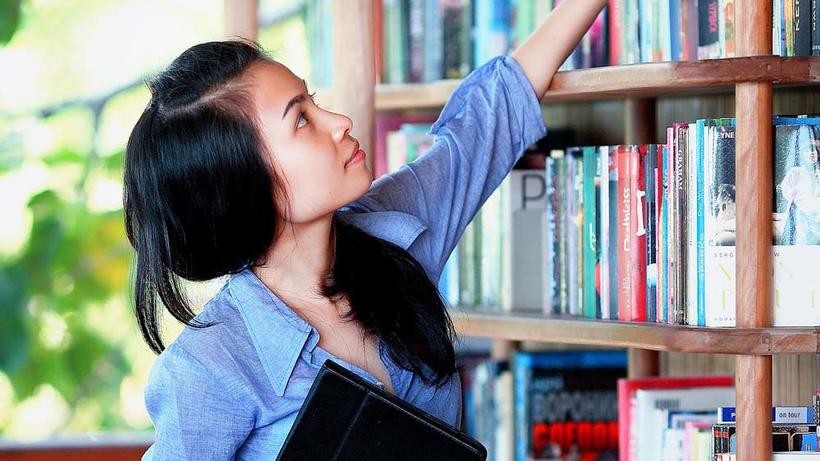 Schülerin lernt fürs Abitur - Bild: Pixabay / Jess Foami