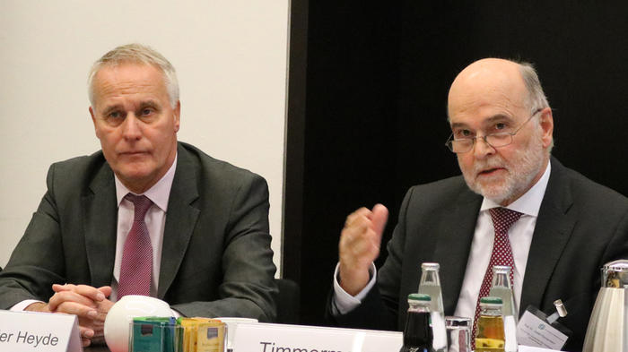 Mahnen erneut den Mangel an bezahlbarem Wohnraum f&uuml;r Studierende an: DSW-Generalsekret&auml;r Achim Meyer auf der Heyde (links) und DSW-Pr&auml;sident Prof. Dieter Timmermann. - Bild: zwd