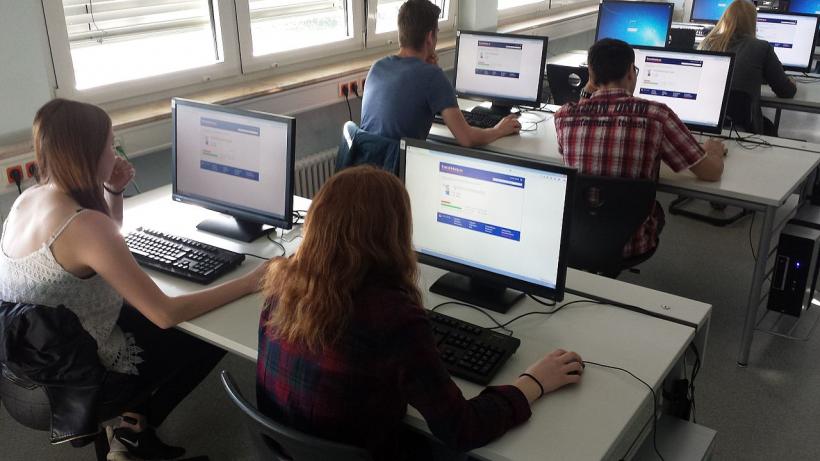 Mehr junge Leute haben 2023 eine Berufsausbildung begonnen. - Bild: Wikimedia/ Triplec