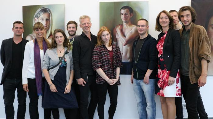 Katarina Barley mit Babette Br&uuml;hl (2. v.l.), J&ouml;rg Richert (5. v.l.) und von KARUNA e.V. betreuten Stra&szlig;enkindern - Bild: zwd