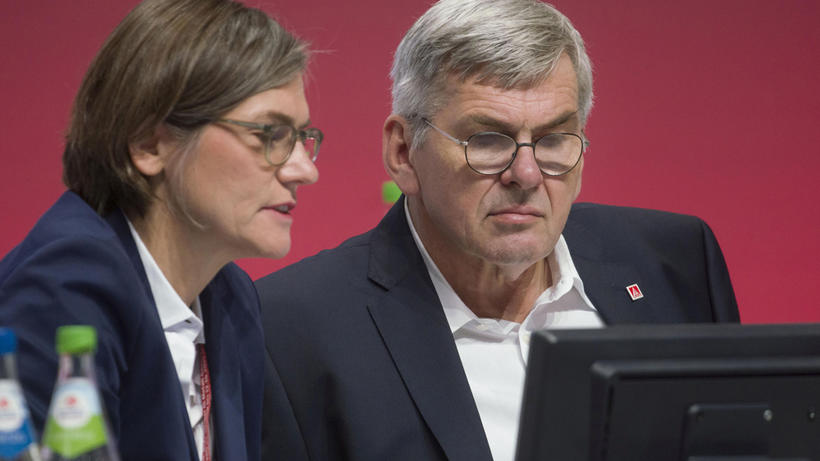 Christiane Benner (links) und Jörg Hofmann (rechts) beim 24. Ordentlichen Gewerkschaftstag in Nürnberg. - Bild: igmetall.de / Frank Rumpenhorst