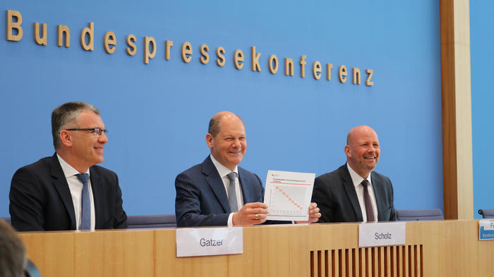 Die Bundespressekonferenz in der Hauptstadt ist der wichtigste Ort zur Unterrichtung der &Ouml;ffentlichkeit. Hier das Journalisten-Meeting mit Bundesfinanzminister Olaf Scholz anl&auml;sslich der Vorstellung des Bundeshaushalts. Bild: zwd Archiv.