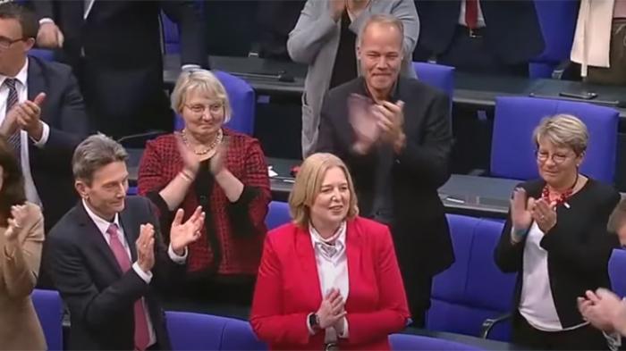 SPD-Politiker:innen beglückwünschen Bundestagspräsidentin Bärbel Bas (SPD)zu ihrer Wahl