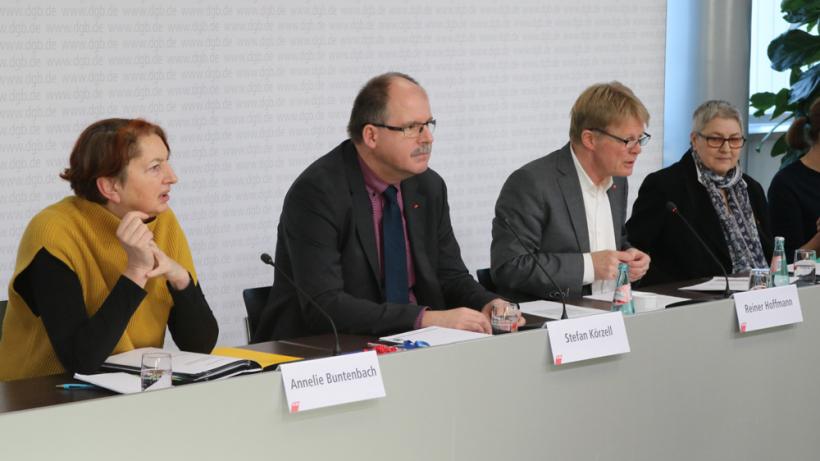 Stellten ihre Forderungen für das Jahr 2019 vor: Annelie Buntenbach, Stefan Körzell, Reiner Hoffmann und Elke Hannack. - Bild: zwd