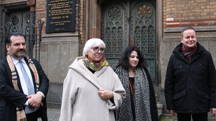 Staatsministerin Claudia Roth vor der Synagoge Berlin, rechts der Berliner Kultursenator Klaus Lederer (Linke)