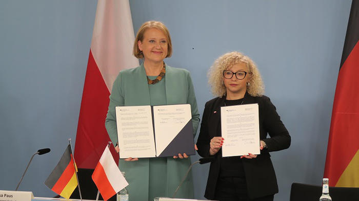 Gleichstellungsministerinnen Lisa Paus und Katarzyna Kotula nach Unterzeichnung des Memorandum of Understanding beim Deutsch-Polnischen-Tag in Berlin / © Lena Kuhn
