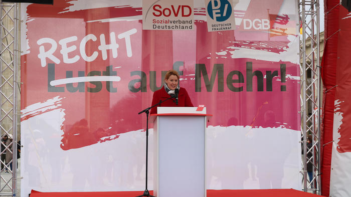 Bundesfamilienministerin Franziska Giffey (SPD) bei der Kundgebung des Deutschen Gewerkschaftsbundes, des Sozialverbands Deutschland e.V. und des Deutschen Frauenrates zum Equal Pay Day am 18. M&auml;rz 2019 vor dem Brandenburger Tor, Bild: zwd