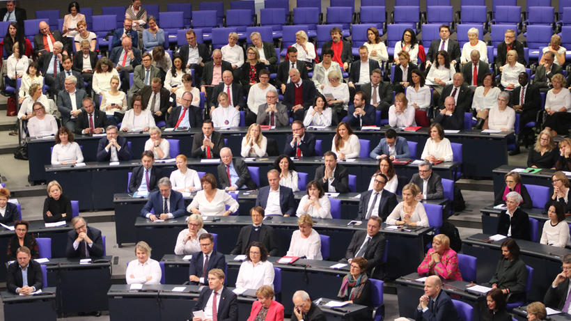 Viele Frauen der SPD-Fraktion trugen zum 100. Jahrestag der Einführung des Frauenwahlrechtes weiße Blusen. - Bild: zwd