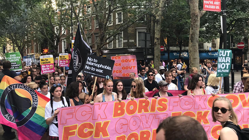 Die britischen Frauenstreikversammlung rief am 24. Juli, dem Tag der Ernennung Boris Johnsons zum neuen Premierminister zu Demonstrationen in London auf. Tausende Frauen und Männer beteiligten sich an den Protesten gegen Johnson und seine Politik. - Foto: twitter/fckboris