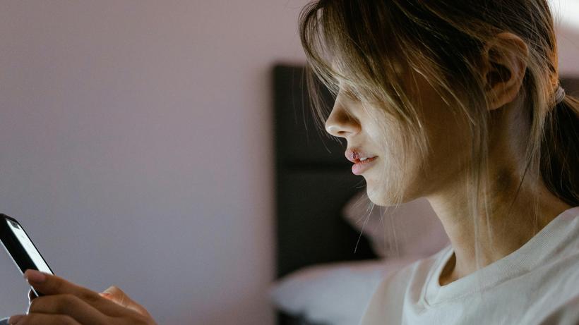 Betroffene Frauen zeigen Sexualstraftaten nur äußerst selten an. - Bild: pexels/ Mart Production