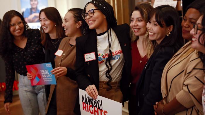 Frauen beim Jugend-Dialog auf der 30. Weltfrauenkonferenz - Bild: flickr/ UN Women D./ Ryan Brown