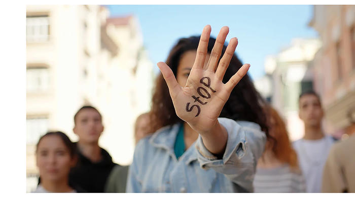 Die EU-Richtlinie bekämpft Cyber-Stalking, verbessert Opferschutz und Strafverfolgung. - Bild: Accor