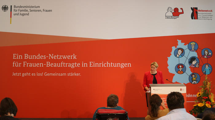 Bundesministerin Giffey bei der Vorstellung des neu gegr&uuml;ndeten Bundesnetzwerkes der Frauenbeauftragten in Einrichtungen - Bild: zwd