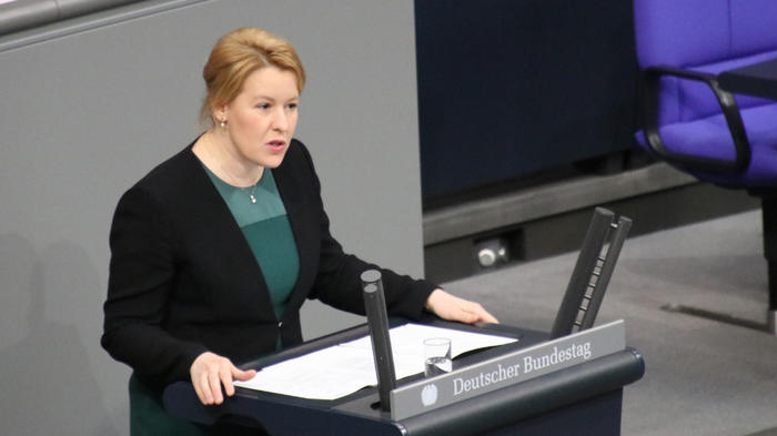 Unverbindliche Empfehlungen allein bef&ouml;rderten nicht mehr Frauen in die Vorst&auml;nde, stellt Bundesfrauenministerin Franziska Giffey (SPD) fest. - Bild: zwd