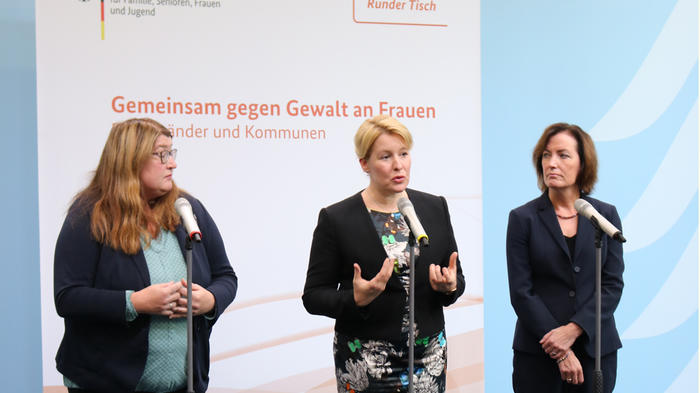 Die Bremer Frauensenatorin und amtierende Vorsitzende der GFMK, Anja Stahmann (Grüne), Bundesfrauenministerin Franziska Giffey (SPD) und die Wittener Bürgermeisterin Sonja Leidemann, stlv. Vorsitzende des Ausschusses für Frauen und Gleichstellung des Deutschen Städtetages (v.l.n.r.) bei der Pressekonferenz im Bundesfrauenministerium. - Bild: zwd