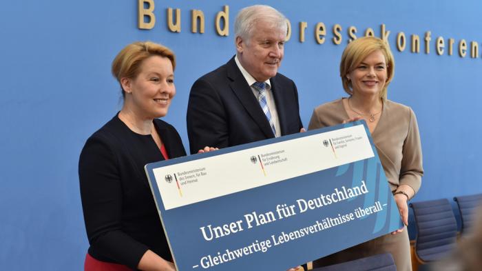 Stellten die Ergebnisse der Arbeit der Kommission "Gleichwertige Lebensverh&auml;ltnisse" vor: Die Bundesminister*innen Franziska Giffey (Familie und Frauen, SPD), Horst Seehofer (Inneres und Heimat, CSU) und Julia Kl&ouml;ckner (Landwirtschaft, CDU, v.l.n.r.). - Bild: BMFSFJ