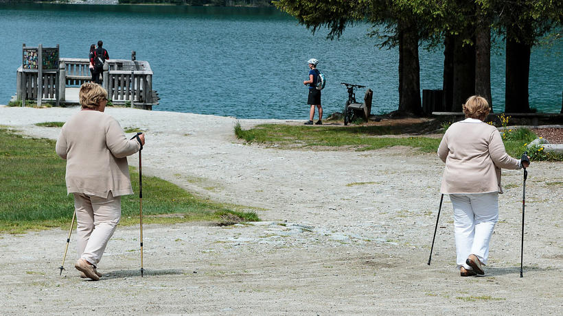 Rentner*innen in einem Park. - Bild: Pixabay / eberhard grossgasteiger