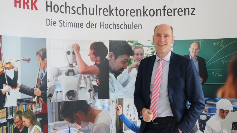 HRK-Präsident Prof. Dr. Peter-André Alt bei der Pressekonferenz zur Senatstagung am 12.03.19. Bild: zwd