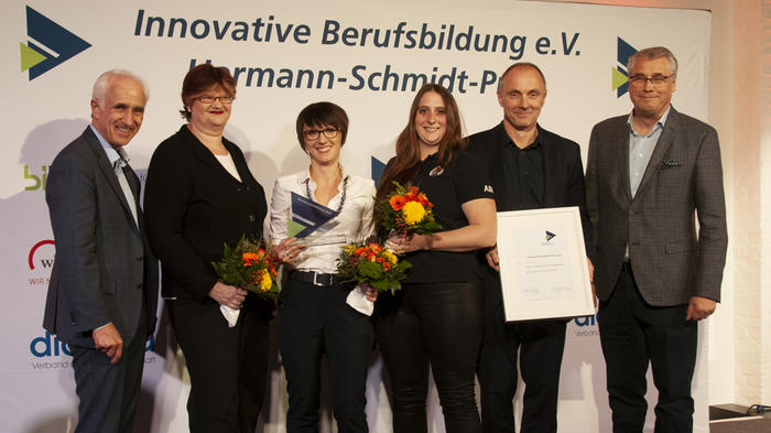 Gewinner des diesj&auml;hrigen Hermann-Schmidt-Preises: Das Projekt &bdquo;girlsatec &ndash; Junge Frauen erobern technische Berufe&ldquo; vom ABB Ausbildungszentrum Berlin. - Bild: BIBB