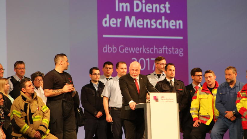  Der neue dbb-Bundesvorstand Ulrich Silberbach (am Pult) auf dem Gewerkschaftstag 2017. - Bild: zwd