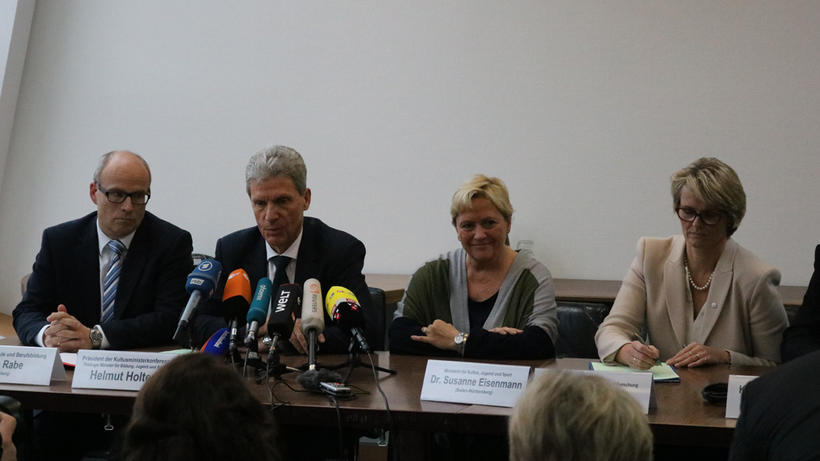 Ties Rabe, Helmut Holter, Susanne Eisenmann und Anja Karliczek (vl.n.r.). - Bild: zwd