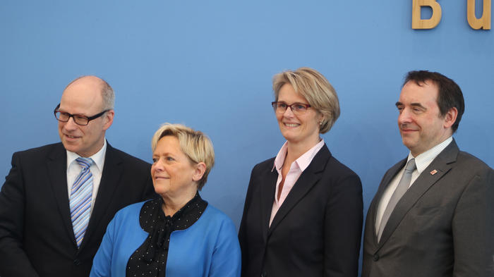 Freuen sich, dass der DigitalPakt die letzte parlamentarische H&uuml;rde genommen hat (v.l.n.r.): Hamburgs Schulsenator Ties Rabe (SPD), Kultusministerin Susanne Eisermann (CDU, Baden-W&uuml;rttemberg), Bundesbildungsministerin Anja Karliczek (CDU) und Prof. Alexander Lorz (CDU), amtierender Pr&auml;sident der Kultusministerkonferenz und hessischer Kultusminister. Bild von der Bundespressekonferenz am 15. M&auml;rz (c/zwd)