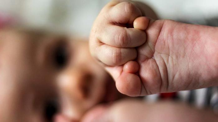 Kind bei der Geburt - Bild: puxabay / Daniel Nebrada