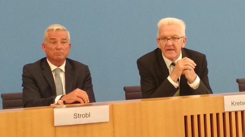 Will gegen die geplante GG-Änderung stimmen: Baden-Württembergs Ministerpräsident Winfried Kretschmann (Grüne). Links Landesinnenminister Thomas Strobl (CDU). - Bild: zwd