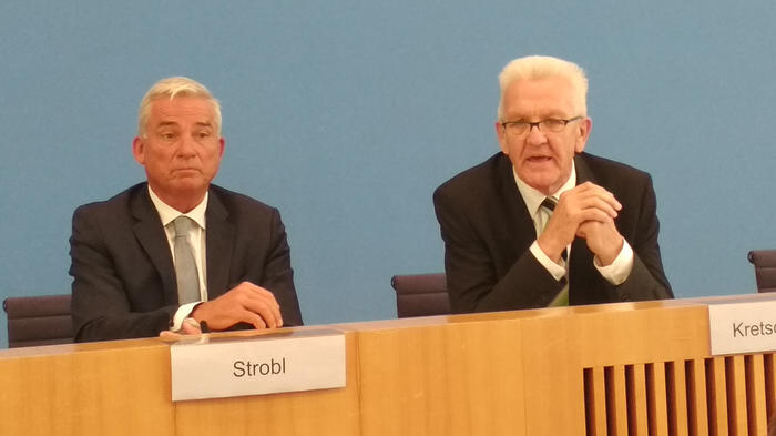 Will gegen die geplante GG-&Auml;nderung stimmen: Baden-W&uuml;rttembergs Ministerpr&auml;sident Winfried Kretschmann (Gr&uuml;ne). Links Landesinnenminister Thomas Strobl (CDU). - Bild: zwd