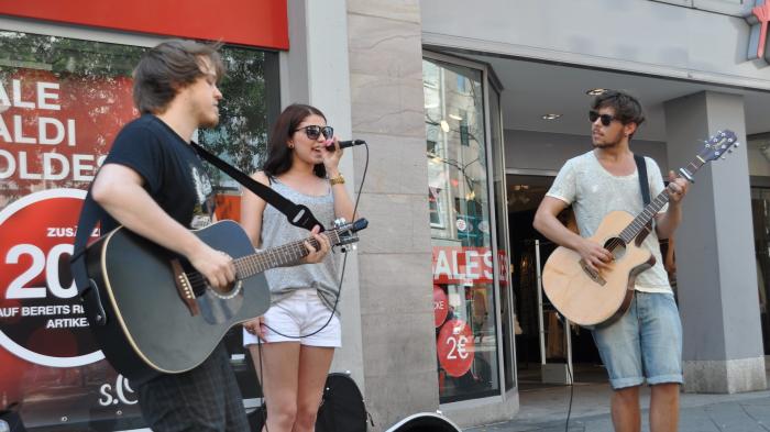 Straßenkünstler:innen beim Musikmachen. - Bild: flickr/ Ralf Schulze