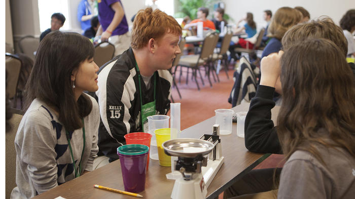 Sch&uuml;ler*innen bei einem MINT-Wettbewerb - Bild: Pixabay / U.S. Department of Energy