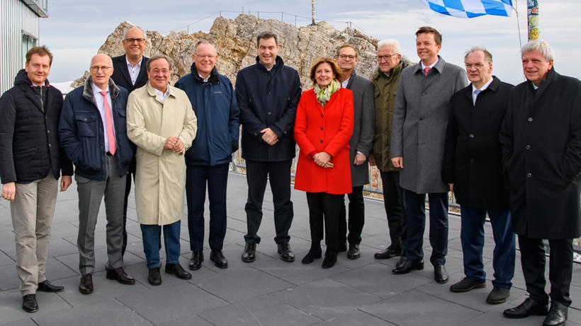 Die Ministerpräsident*innen auf ihrer Konferenz im bayerischen Elmau. - Bild: Bayerische Staatskanzlei Joerg Koch