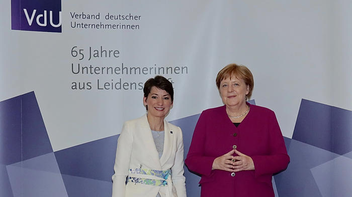 VdU-Pr&auml;sidentin Jasmin Arbabian-Vogel und Bundeskanzlerin Angela Merkel - Bild: VdU / Pedro Becerra