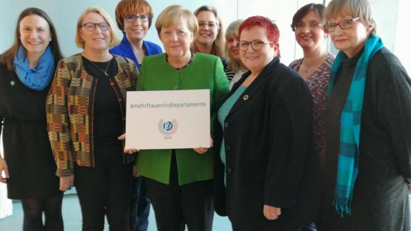 Vertreterinnen des Deutschen Frauenrats gemeinsam mit Bundeskanzlerin Angela Merkel (Mitte) - Bild: twitter.com/Frauenrat