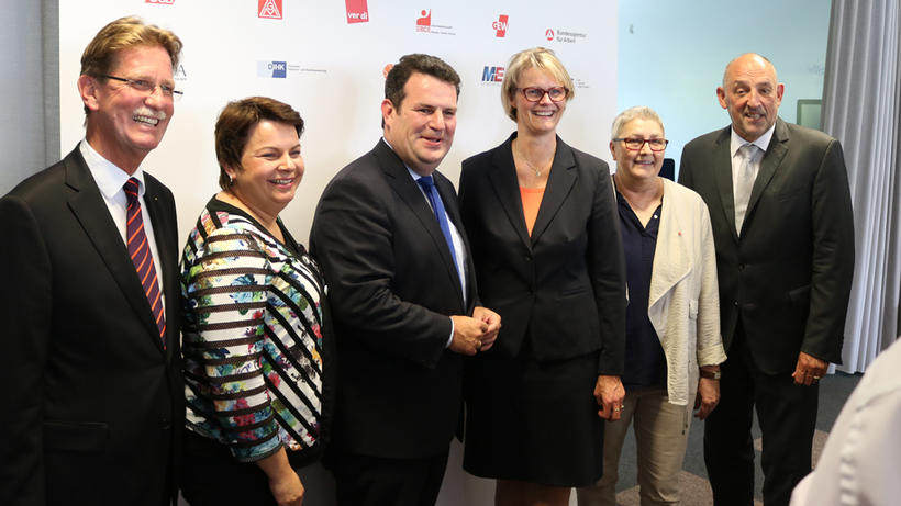 Stellten die Nationale Weiterbildungsstrategie gemeinsam in Berlin vor: BDA-Vizepräsident Gerhard F. Braun, die ASMK-Vorsitzende Stefanie Drese, Bundesarbeitsminister Hubertus Heil (beide SPD), Bundesbildungsministerin Anja Karliczek (CDU), die stellvertetende DGB-Vorsitzende Elke Hannack und der BA-Vorstandsvorsitzende Detlef Scheele (v.l.n.r.). - Bild: zwd