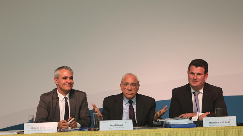 OECD-Direktor für Arbeit, Stefano Scarpetta, mit OECD-Generalsekretär Angel Gurría und Bundesarbeitsminister Hubertus Heil (v.l.) bei der Vorstellung des OECD-Berichts. - Bild: zwd