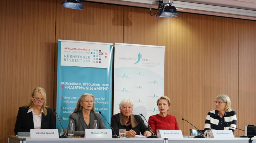 Claudia Specht, Ramona Pisal, Renate Schmidt, Ulrike Detmers und Martine Herpers - Bild: zwd