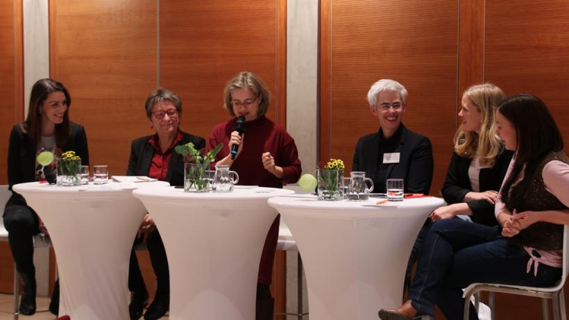 Die Diskussionsrunde: Nicole Bauer (FDP), Cornelia Möhring (Die LINKE), Moderatorin Dr. Anja Nordmann (Geschäftsführerin Deutscher Frauenrat), Ulle Schauws (Bündnis 90/Die Grünen), Josephine Ortleb (SPD) und Yvonne Magwas (CDU/CSU), v.l.n.r. - Bild: zwd
