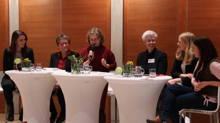 Die Diskussionsrunde: Nicole Bauer (FDP), Cornelia M&ouml;hring (Die LINKE), Moderatorin Dr. Anja Nordmann (Gesch&auml;ftsf&uuml;hrerin Deutscher Frauenrat), Ulle Schauws (B&uuml;ndnis 90/Die Gr&uuml;nen), Josephine Ortleb (SPD) und Yvonne Magwas (CDU/CSU), v.l.n.r. - Bild: zwd