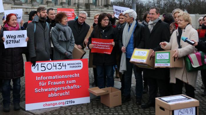 Kristina H&auml;nel &uuml;berreichte ihre Petition an S&ouml;nke Rix, Eva H&ouml;gl (beide SPD), Cornelia M&ouml;hring, Christine Buchholz (beide Linke), Ulle Schauws (Gr&uuml;ne), Katja Suding, Stephan Tomae (beide FDP) und Renate K&uuml;nast (Gr&uuml;ne). - Bild: zwd