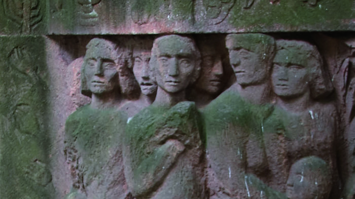 Das Foto wurde im Gedenkpark an der Rosenstraße in Berlin aufgenommen, wo zu Ehren des Widerstands gegen das NS-Regime einige Skulpturen errichtet wurden. - Bild: zwd