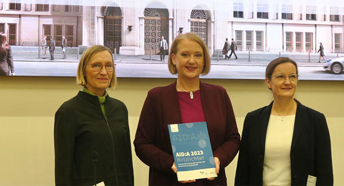 Pressekonferenz zur AID:A-Studie mit DJI-Direktorin Prof.in Sabine Walper, Bundesjugendministerin Lisa Paus und DJI-Forschungsdirektorin Prof.in Susanne Kruger (v.l.) / © Lena Kuhn