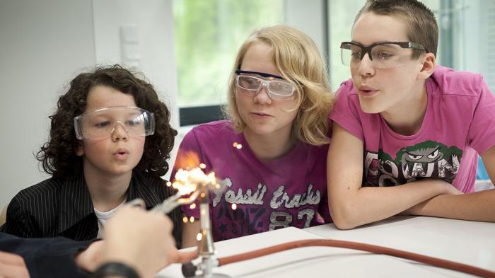 Sch&uuml;ler*innen am Science College Overbach - Bild: wikimedia.org