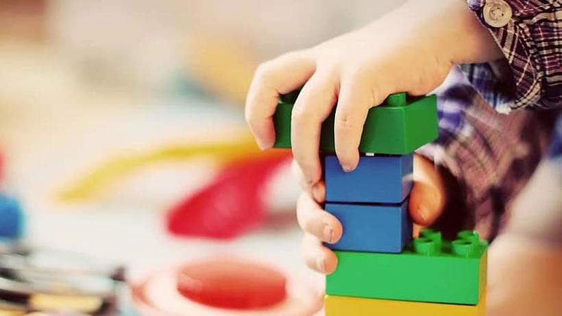 Während halbleere Kitas dichtmachen, sind andere durch Fachkräfte-Mangel überlastet. - Bild: Pikist