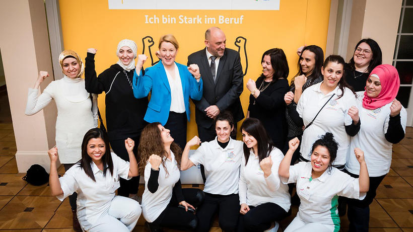 Giffey und Scheele mit Teilnehmerinnen des Bundesprogramm 