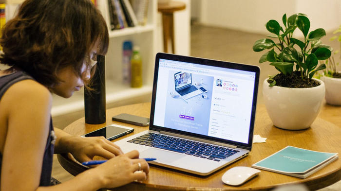 Studentin nutzt Online-Lernangebote - Bild: PxHere