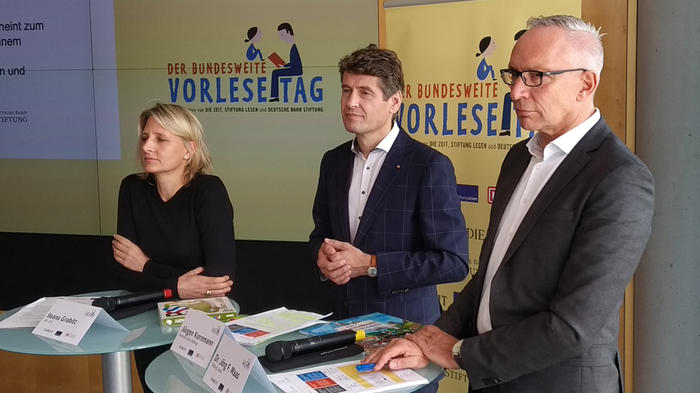 Stellten die Vorlesestudie gemeinsam mit Simone C. Ehmig von der Stiftung Lesen (nicht im Bild) im BahnTower am Potsdamer Platz vor: Ileana Grabitz (DIE ZEIT), J&uuml;rgen Kornmann (Deutsche Bahn Stiftung) und J&ouml;rg F. Maas (Stiftung Lesen, v.l.n.r.). - Bild: zwd